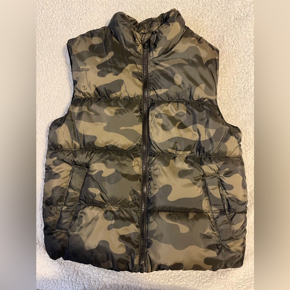Boys. Old navy puffer vest. Camouflage. Size medium (8)